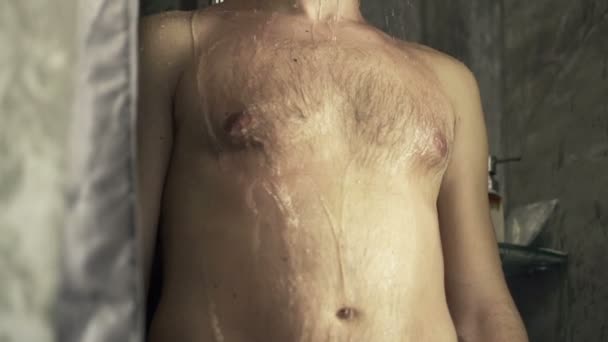 Мужчина принимает ванну под душем — стоковое видео