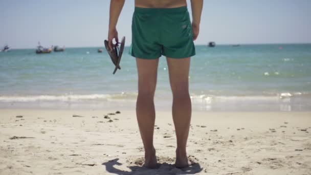 Homme avec des tongs debout sur la plage — Video