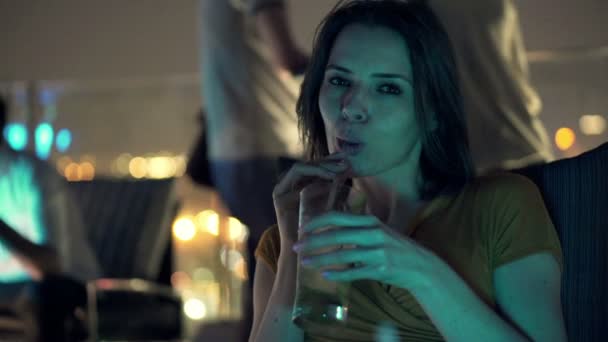 Женщина поднимает тосты, пьет коктейли — стоковое видео