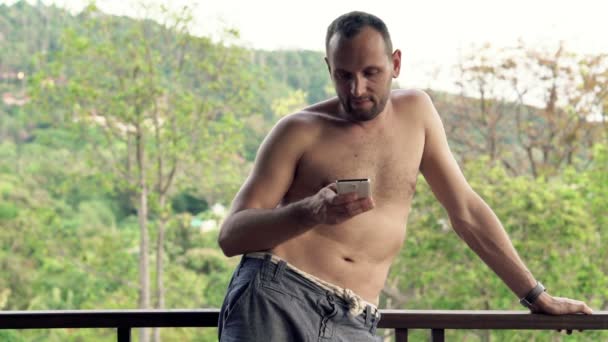 Muž stojící smartphone na terase — Stock video