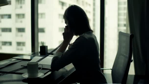 Mujer de negocios con documentos y tableta hablando por teléfono — Vídeos de Stock