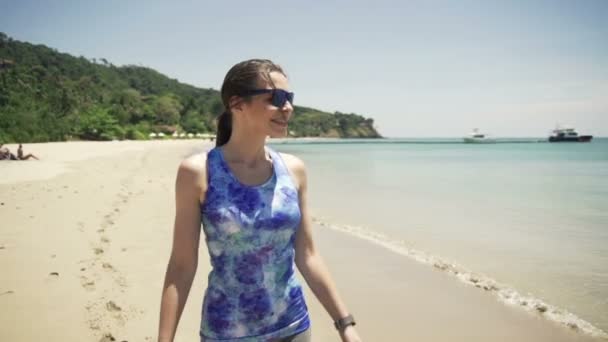 Молодая счастливая бегунья на пляже — стоковое видео