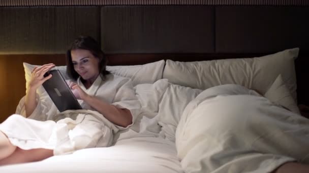 Paar in der Nacht im Bett — Stockvideo