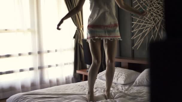 Donna gambe saltando sul letto — Video Stock