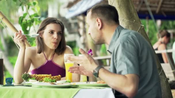 Young couple eating meal in cafe — Stock Video