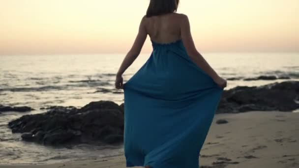 Lycklig kvinna vrida runt på stranden — Stockvideo
