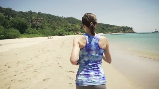 美しい浜辺を走っている女性 — ストック動画