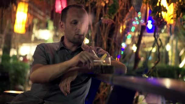 Homem fumar cigarro e beber coquetel — Vídeo de Stock