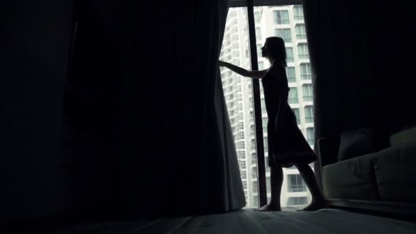 Jovem mulher desvendar cortinas — Vídeo de Stock