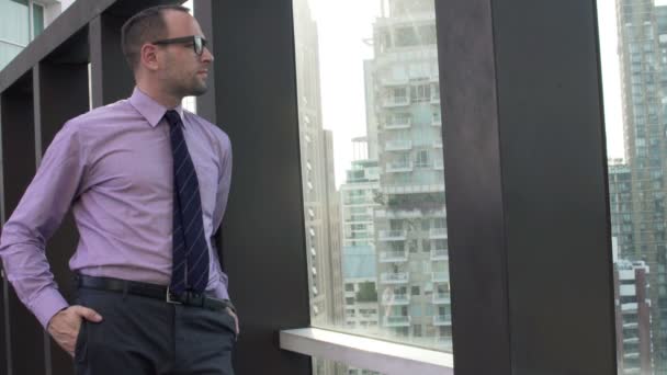 Homme d'affaires regardant paysage urbain sur la terrasse — Video