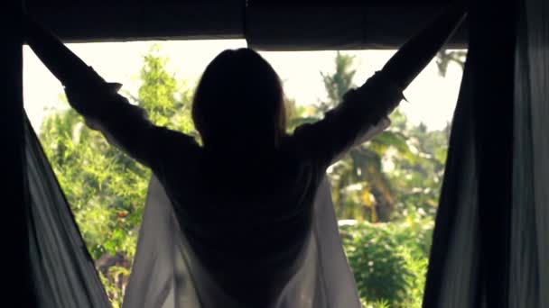 Mujer desvelar cortinas y salir a la terraza — Vídeo de stock