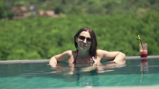 Mulher bonita relaxante na piscina — Vídeo de Stock