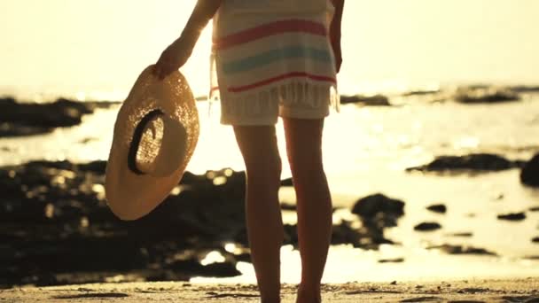 Donna con cappello estivo in piedi sulla spiaggia — Video Stock