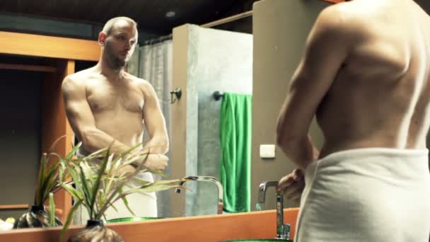 Homme vérifiant ses muscles devant le miroir — Video