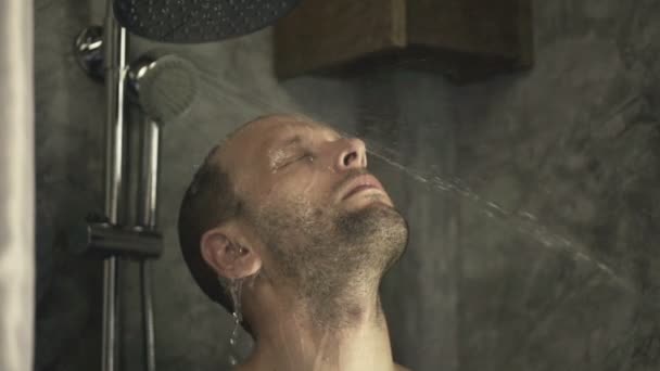 Hombre tomando baño bajo ducha — Vídeos de Stock