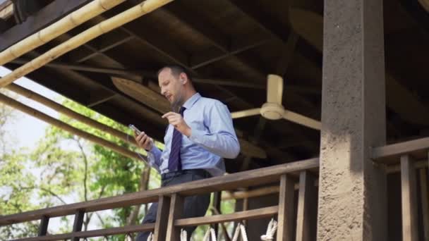 Hombre de negocios escuchando música, bailando y cantando en la terraza — Vídeos de Stock