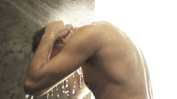 Homme laver les cheveux sous la douche — Video