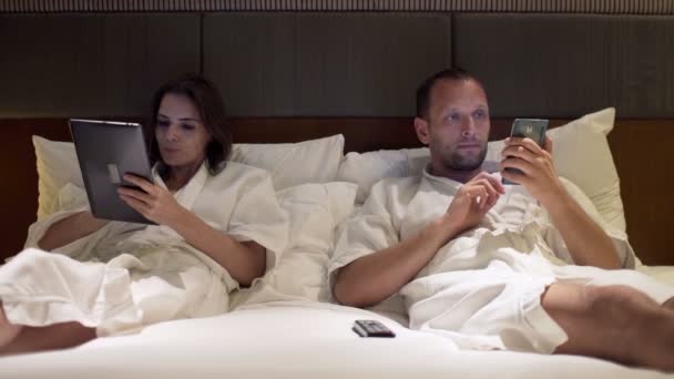 Dvojice using smartphone a tablet počítač — Stock video