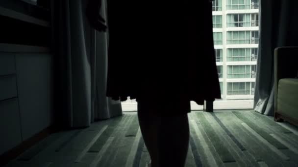 Mujer caminando y estirando los brazos por la ventana — Vídeos de Stock