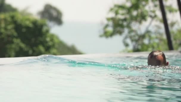 Homme nageant dans la piscine — Video