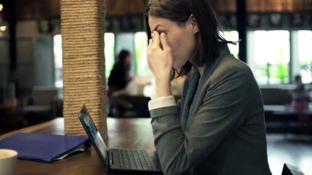 Geschäftsfrau hat Kopfschmerzen bei der Arbeit am Laptop — Stockvideo