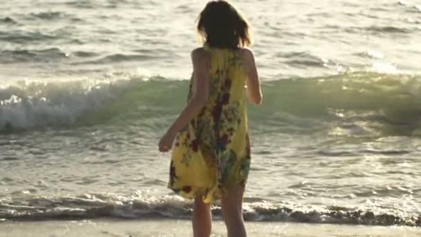 Mujer joven corriendo hacia el mar — Vídeo de stock