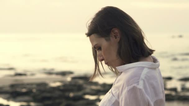 Smutny, nieszczęśliwa kobieta stojąc na plaży — Wideo stockowe