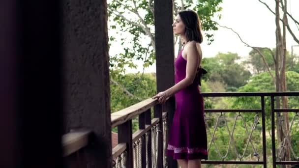 Mujer de pie en la terraza y admirando la vista — Vídeos de Stock