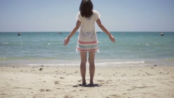 Mujer disfrutando de día soleado en la playa — Vídeos de Stock