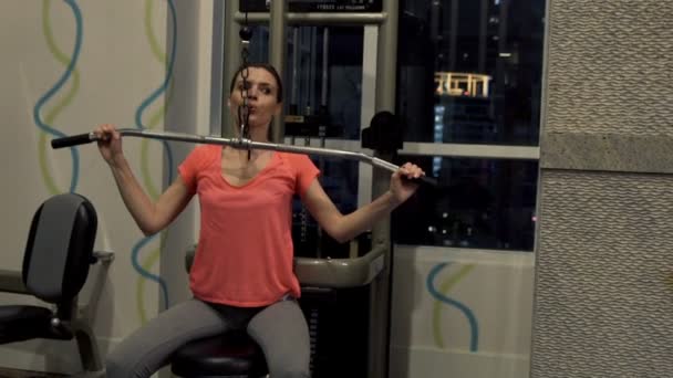 Lat makinede egzersiz kadın — Stok video