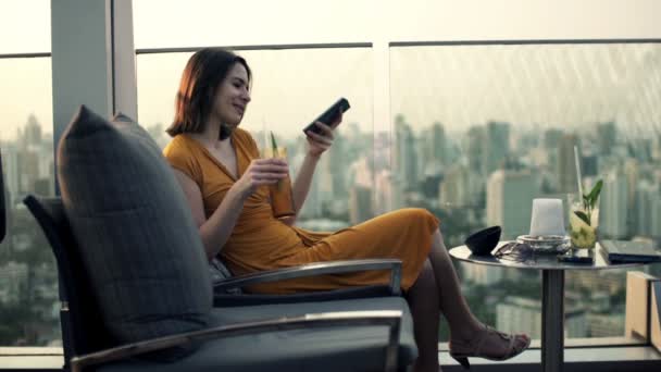 Kadın cafede kokteyl içme smartphone ile — Stok video