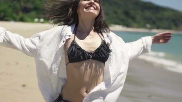 Femme heureuse se retournant sur la plage — Video