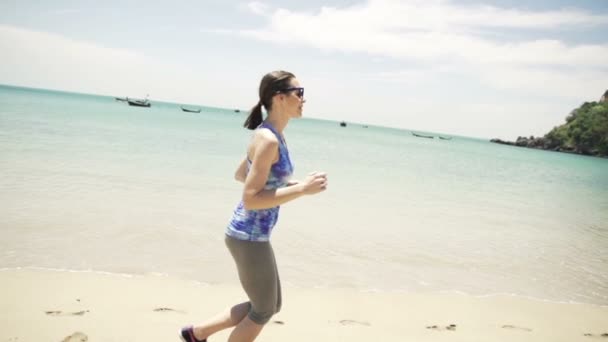 Giovane donna che fa jogging sulla spiaggia esotica — Video Stock