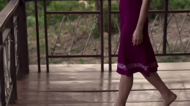 Mujer caminando en la terraza y disfrutando del día — Vídeos de Stock