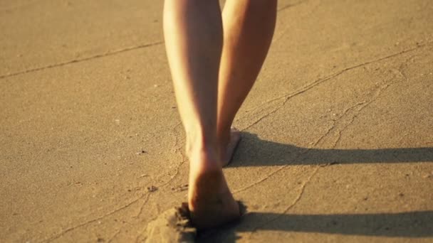 Женщина ноги пешком по пляжу — стоковое видео