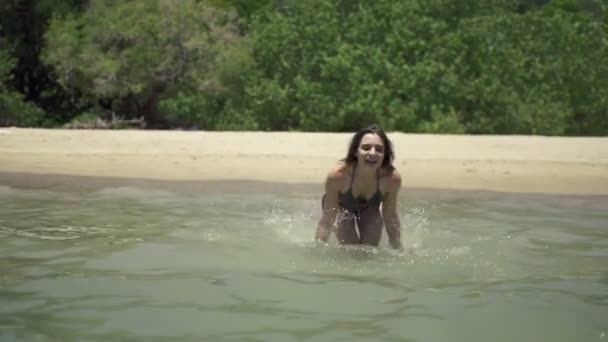 Mulher feliz se divertindo no mar — Vídeo de Stock