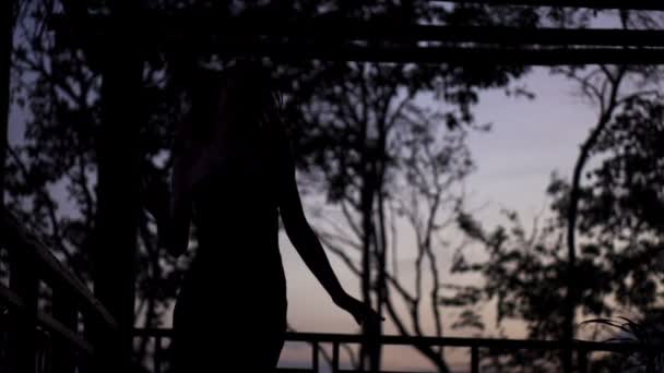 Νεαρή γυναίκα χορεύει στη βεράντα βράδυ — Αρχείο Βίντεο