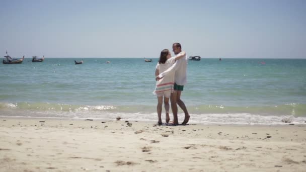 Пара на пляже, поцелуи и объятия — стоковое видео