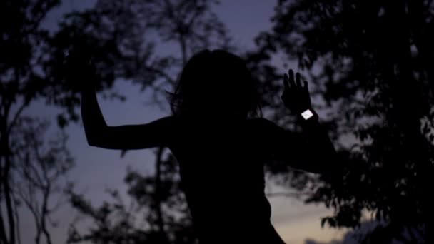 Женщина танцует под музыку на террасе — стоковое видео