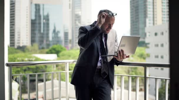 Empresario leyendo malas noticias en el portátil — Vídeos de Stock