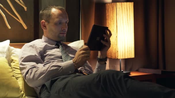Hombre de negocios viendo la película en la computadora tableta — Vídeos de Stock