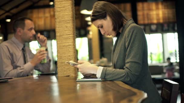 Бизнесмены читают газеты и работают с ноутбуками — стоковое видео