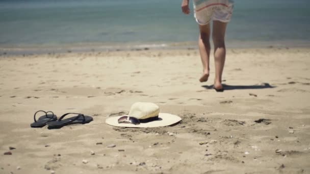 Frau läuft am Strand in Richtung Meer — Stockvideo