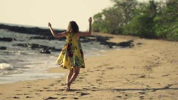 Ung, glad kvinna dansar på stranden — Stockvideo