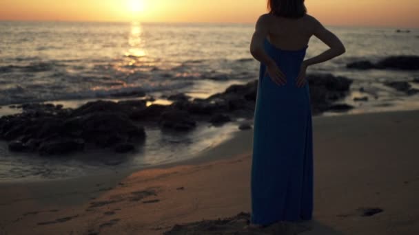 Donna ammirare il tramonto mentre in piedi sulla spiaggia — Video Stock