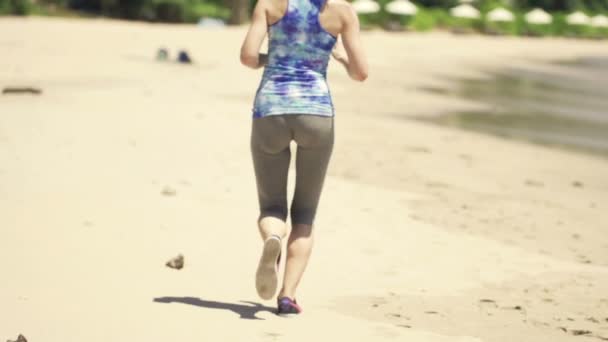 Mulher correndo em bela praia — Vídeo de Stock