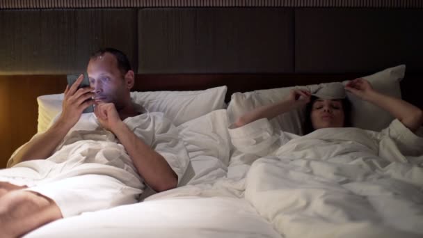 Casal lutando, discutindo na cama à noite — Vídeo de Stock