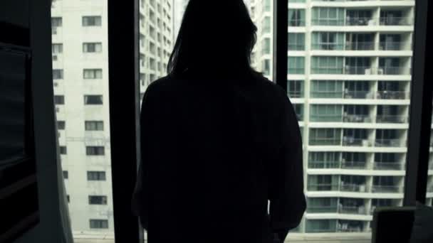 Vrouw uitzicht vanuit venster — Stockvideo