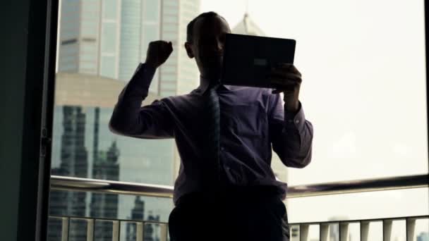 Exitoso hombre de negocios con tablet en la terraza — Vídeos de Stock