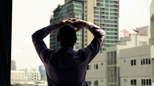 Empresario estirándose, disfrutando de la vista del paisaje urbano — Vídeos de Stock